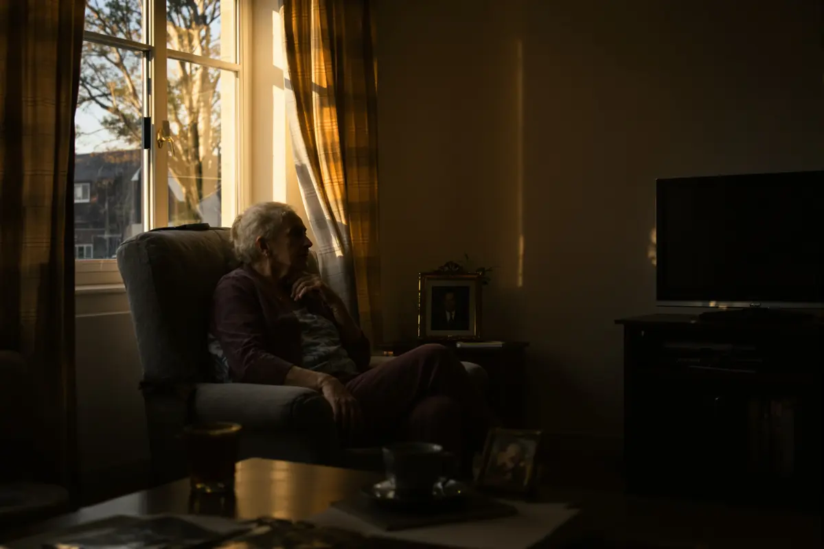 Ces 8 signes trahissent l’isolement en vieillissant (le n°5 fait peur)